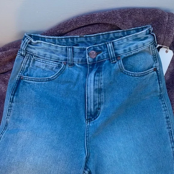 These are the billabong x wrangler true blue jeans, they are size 29. - Picture 3 of 4